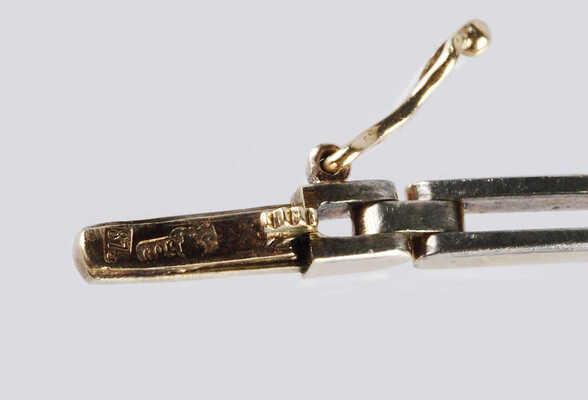 Браслет из золота (по клейму 56), общим весом 11,91 грамма, содержит вставки из бриллиантов и рубинов